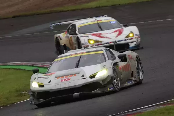 「雨で予選中止のSUPER GT 第6戦！ ウェット路面でグランツーリスモ王者の冨林が粘りの走り」の画像