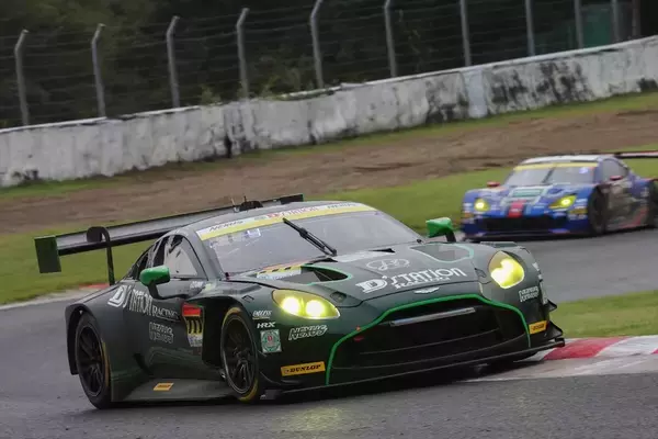 「雨で予選中止のSUPER GT 第6戦！ ウェット路面でグランツーリスモ王者の冨林が粘りの走り」の画像