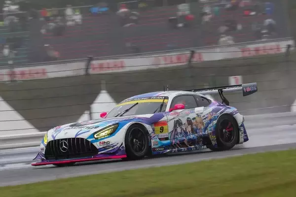 「雨で予選中止のSUPER GT 第6戦！ ウェット路面でグランツーリスモ王者の冨林が粘りの走り」の画像