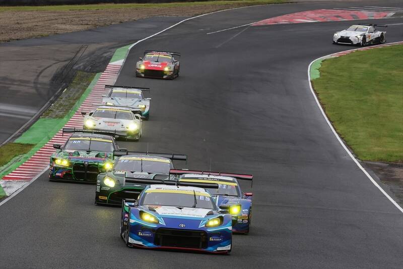 雨で予選中止のSUPER GT 第6戦！ ウェット路面でグランツーリスモ王者の冨林が粘りの走り