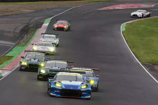 「雨で予選中止のSUPER GT 第6戦！ ウェット路面でグランツーリスモ王者の冨林が粘りの走り」の画像