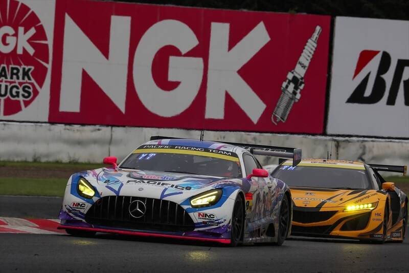 雨で予選中止のSUPER GT 第6戦！ ウェット路面でグランツーリスモ王者の冨林が粘りの走り