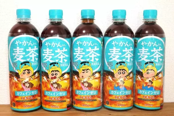 「「そこのおねいさん！オラとお茶しない〜」やかんの麦茶×クレヨンしんちゃんボトル登場」の画像