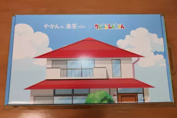 「「そこのおねいさん！オラとお茶しない〜」やかんの麦茶×クレヨンしんちゃんボトル登場」の画像