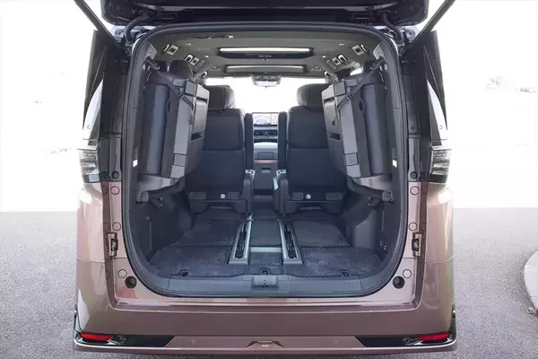 「打倒アルファードの大本命！ 日産復活の狼煙、新型「エルグランド」が示す高級ミニバンの最適解」の画像