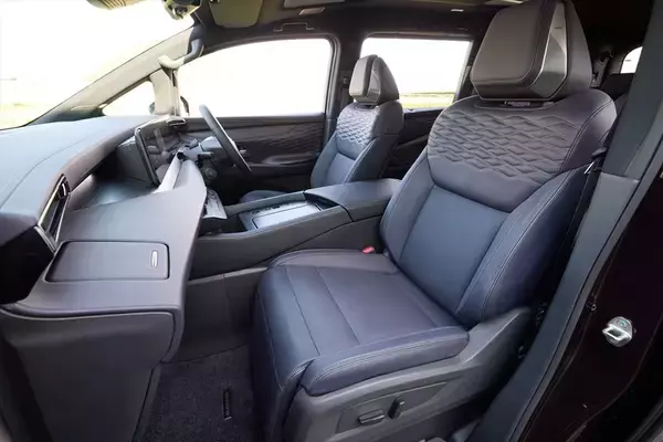 「打倒アルファードの大本命！ 日産復活の狼煙、新型「エルグランド」が示す高級ミニバンの最適解」の画像