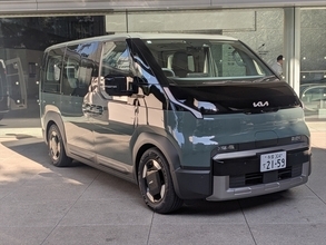 なぜ今、韓国Kiaが日本再上陸？ 法人＆車中泊層を狙い撃ちにするハイエース級EVバンの販売戦略