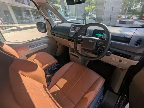 「なぜ今、韓国Kiaが日本再上陸？ 法人＆車中泊層を狙い撃ちにするハイエース級EVバンの販売戦略」の画像