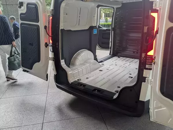 「なぜ今、韓国Kiaが日本再上陸？ 法人＆車中泊層を狙い撃ちにするハイエース級EVバンの販売戦略」の画像