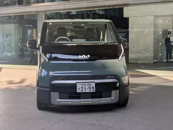 「なぜ今、韓国Kiaが日本再上陸？ 法人＆車中泊層を狙い撃ちにするハイエース級EVバンの販売戦略」の画像