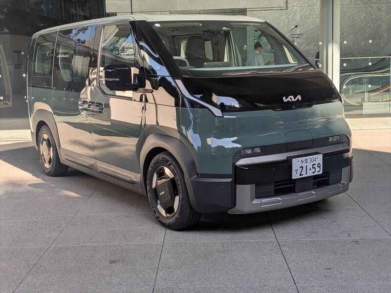なぜ今、韓国Kiaが日本再上陸？ 法人＆車中泊層を狙い撃ちにするハイエース級EVバンの販売戦略