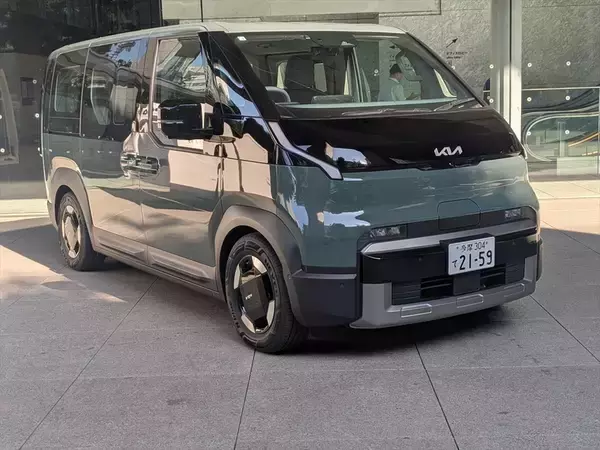 「なぜ今、韓国Kiaが日本再上陸？ 法人＆車中泊層を狙い撃ちにするハイエース級EVバンの販売戦略」の画像