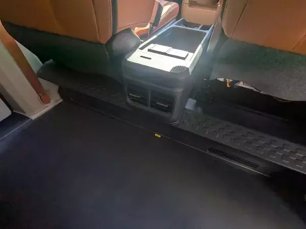「なぜ今、韓国Kiaが日本再上陸？ 法人＆車中泊層を狙い撃ちにするハイエース級EVバンの販売戦略」の画像