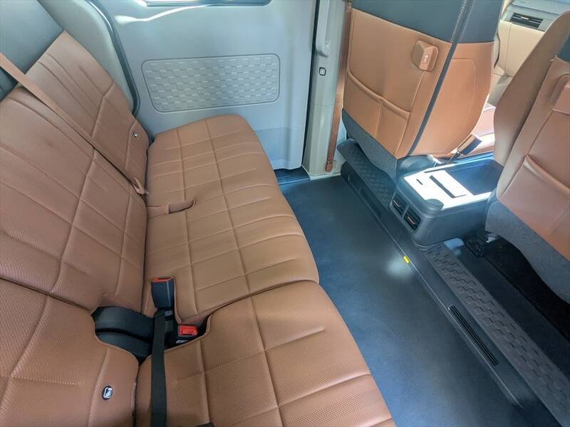 なぜ今、韓国Kiaが日本再上陸？ 法人＆車中泊層を狙い撃ちにするハイエース級EVバンの販売戦略