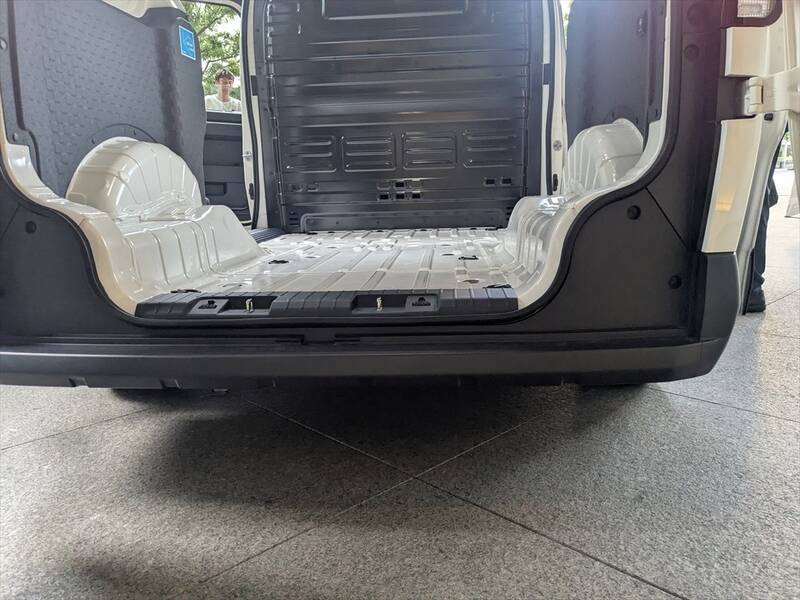 なぜ今、韓国Kiaが日本再上陸？ 法人＆車中泊層を狙い撃ちにするハイエース級EVバンの販売戦略