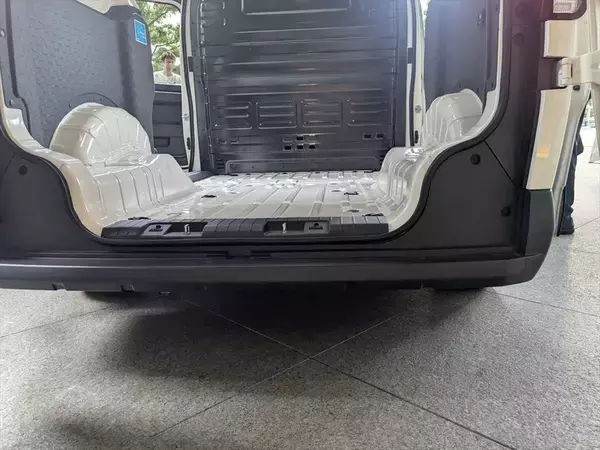 「なぜ今、韓国Kiaが日本再上陸？ 法人＆車中泊層を狙い撃ちにするハイエース級EVバンの販売戦略」の画像