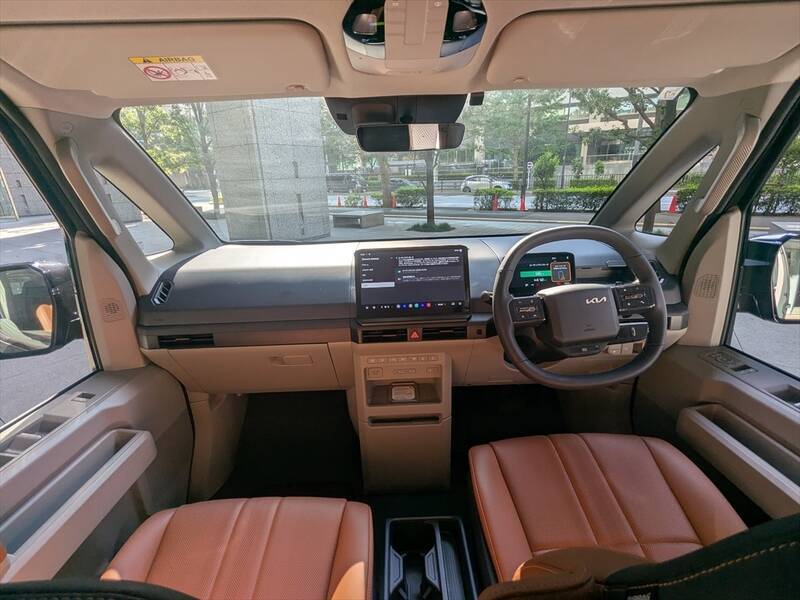 なぜ今、韓国Kiaが日本再上陸？ 法人＆車中泊層を狙い撃ちにするハイエース級EVバンの販売戦略
