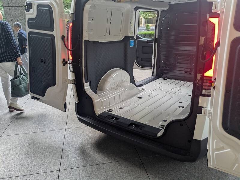 なぜ今、韓国Kiaが日本再上陸？ 法人＆車中泊層を狙い撃ちにするハイエース級EVバンの販売戦略