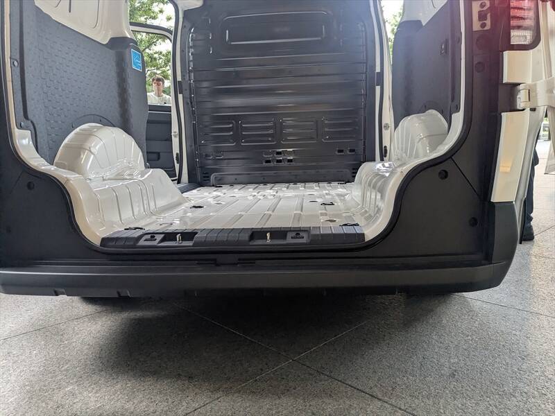 なぜ今、韓国Kiaが日本再上陸？ 法人＆車中泊層を狙い撃ちにするハイエース級EVバンの販売戦略