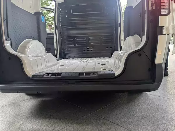 「なぜ今、韓国Kiaが日本再上陸？ 法人＆車中泊層を狙い撃ちにするハイエース級EVバンの販売戦略」の画像