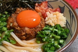 丸亀製麺に「肉辛まぜうどん」！ 生ニンニクどーんのパンチ系
