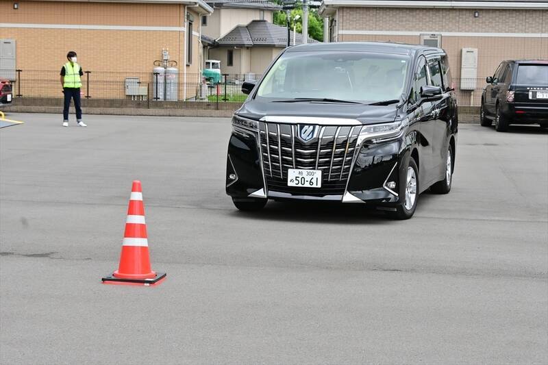 話しかければAIがクルマを走らせる！ チューリングによる自動運転デモを見た