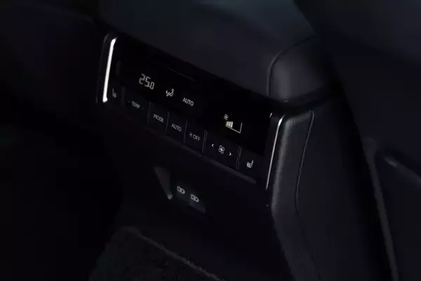 「「ランクル250＆レクサスGX」徹底比較！ ディーゼルの無骨さ vs V6ツインターボの洗練！」の画像