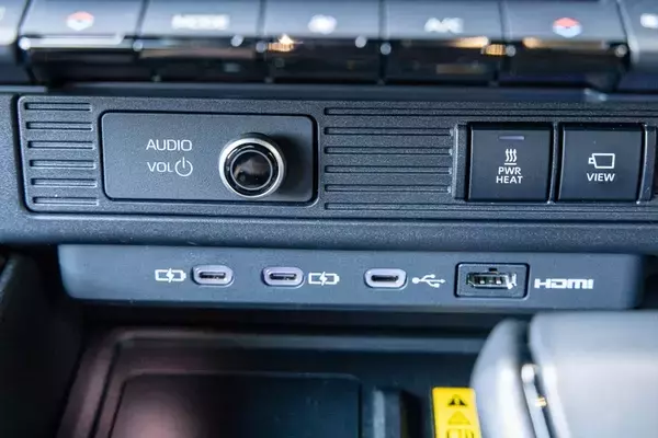 「「ランクル250＆レクサスGX」徹底比較！ ディーゼルの無骨さ vs V6ツインターボの洗練！」の画像