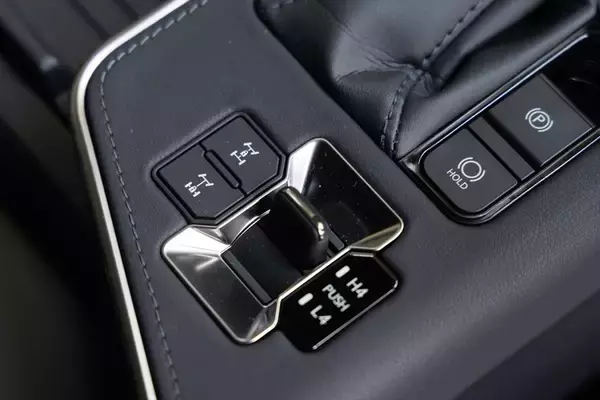 「「ランクル250＆レクサスGX」徹底比較！ ディーゼルの無骨さ vs V6ツインターボの洗練！」の画像