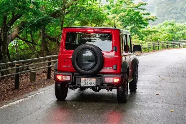 「街乗りは不便でも悪路走破性は最強！ ファミリーカー目線で斬る「ジムニー ノマド」のリアルな実力」の画像