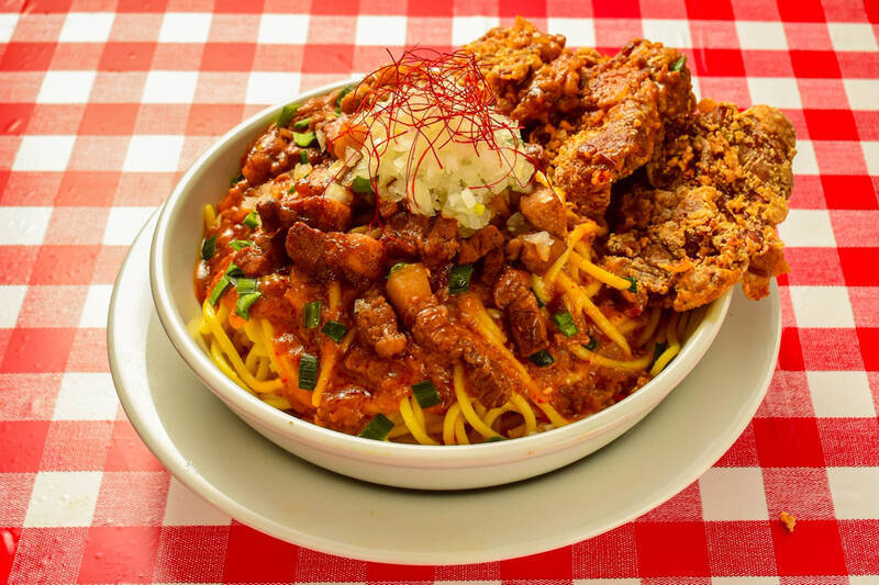 総重量約1.9kgの「姉御盛り」も！“肉山スパ”は牛×豚×鶏を重ねたボリューム麺