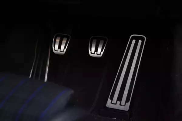 「「ついに911、お前もか…」伝統の変化を嘆く前に乗るべき、約2000万円の超ピュアな「カレラT」」の画像