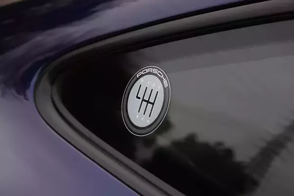 「「ついに911、お前もか…」伝統の変化を嘆く前に乗るべき、約2000万円の超ピュアな「カレラT」」の画像