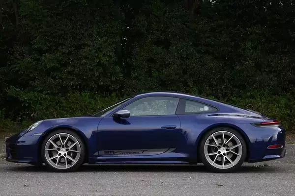 「「ついに911、お前もか…」伝統の変化を嘆く前に乗るべき、約2000万円の超ピュアな「カレラT」」の画像
