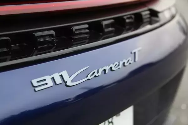 「「ついに911、お前もか…」伝統の変化を嘆く前に乗るべき、約2000万円の超ピュアな「カレラT」」の画像