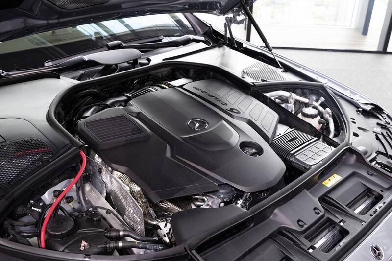 【衝撃】メルセデスの新型SクラスはChatGPTとGemini標準搭載!? 「車と会話する」驚愕の未来