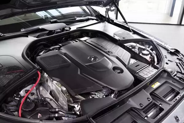 「【衝撃】メルセデスの新型SクラスはChatGPTとGemini標準搭載!? 「車と会話する」驚愕の未来」の画像