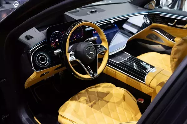 「【衝撃】メルセデスの新型SクラスはChatGPTとGemini標準搭載!? 「車と会話する」驚愕の未来」の画像