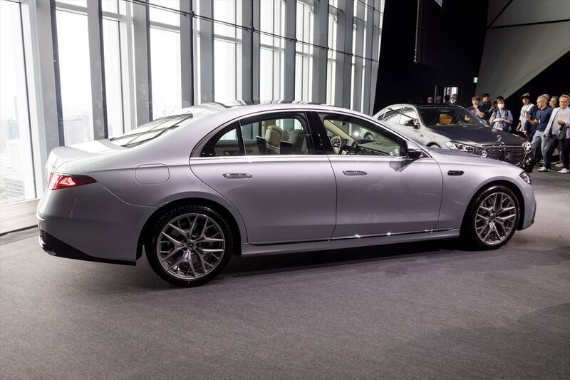 【衝撃】メルセデスの新型SクラスはChatGPTとGemini標準搭載!? 「車と会話する」驚愕の未来