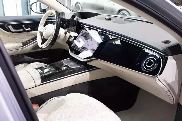 「【衝撃】メルセデスの新型SクラスはChatGPTとGemini標準搭載!? 「車と会話する」驚愕の未来」の画像