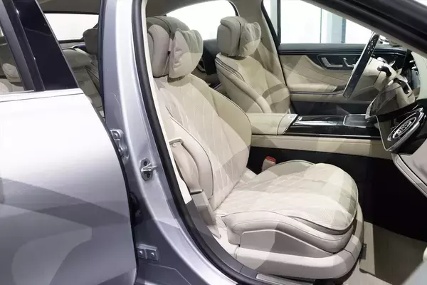 「【衝撃】メルセデスの新型SクラスはChatGPTとGemini標準搭載!? 「車と会話する」驚愕の未来」の画像