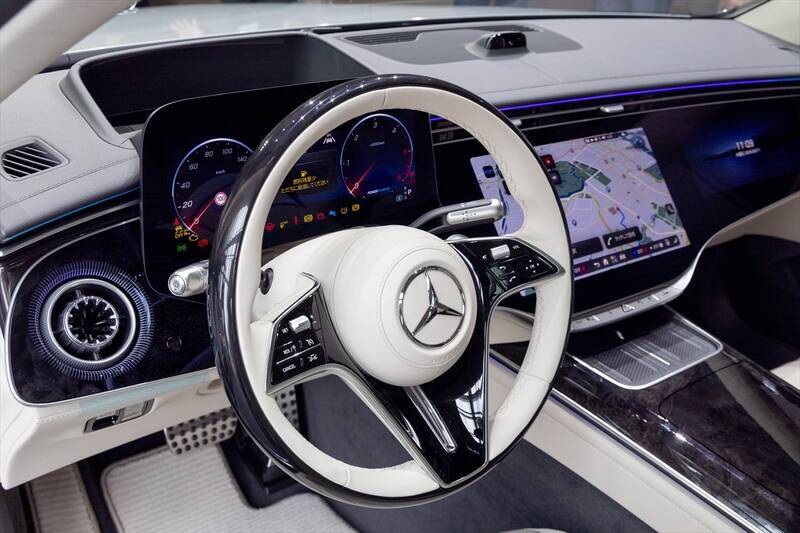 【衝撃】メルセデスの新型SクラスはChatGPTとGemini標準搭載!? 「車と会話する」驚愕の未来