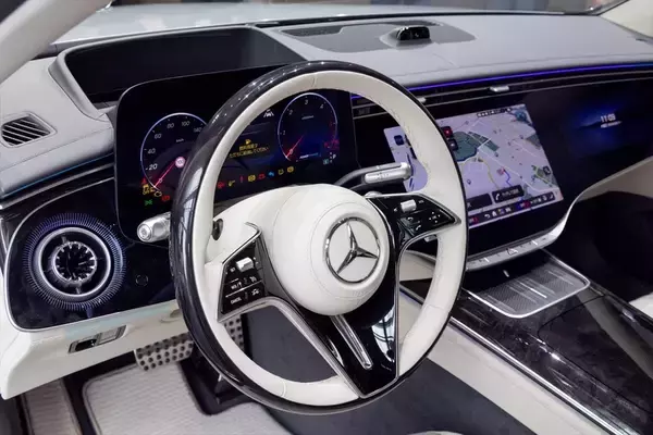 「【衝撃】メルセデスの新型SクラスはChatGPTとGemini標準搭載!? 「車と会話する」驚愕の未来」の画像