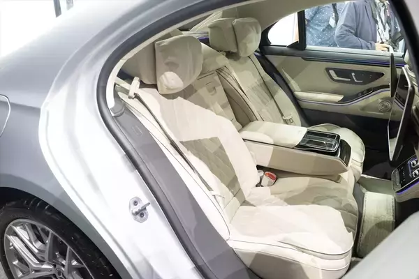 「【衝撃】メルセデスの新型SクラスはChatGPTとGemini標準搭載!? 「車と会話する」驚愕の未来」の画像