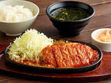 「ごはん大盛無料！ 熱々鉄板の肉厚トンテキ、期間限定で登場」の画像2