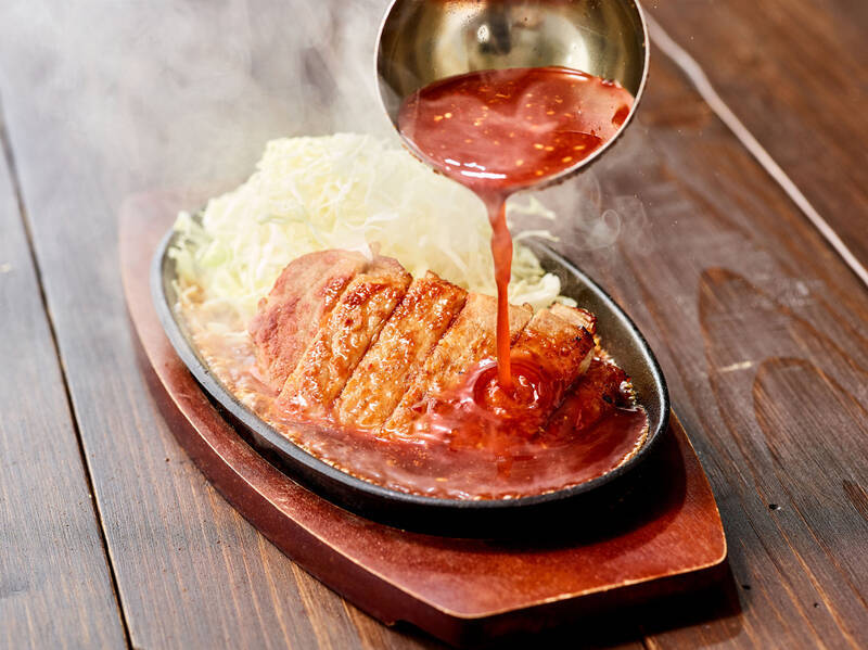 ごはん大盛無料！ 熱々鉄板の肉厚トンテキ、期間限定で登場