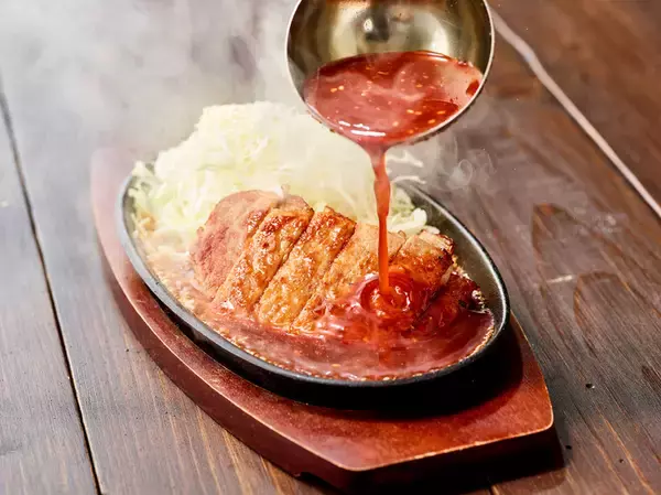 「ごはん大盛無料！ 熱々鉄板の肉厚トンテキ、期間限定で登場」の画像