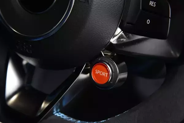 「さらばA110。プロが自腹買いする名車。最後の過激な限定車「アルピーヌ A110 R 70」の魔力」の画像