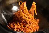 「特盛600gが並と同額！東秀より「スパゲッティ」の新業態、極太麺を中華鉄鍋で炒める！」の画像2