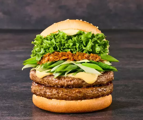 「ただでさえリッチな「西京味噌の黒毛和牛バーガー」がさらに肉増量！ 贅沢トリプルも!!」の画像